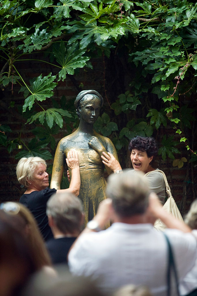 Estatua de Julieta en Verona (de Romeo y Julieta) en peligro por manoseo de turistas