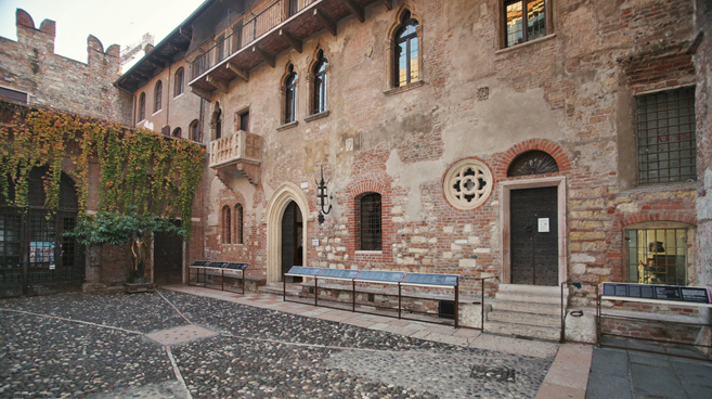 Estatua de Julieta en Verona (de Romeo y Julieta) en peligro por manoseo de turistas