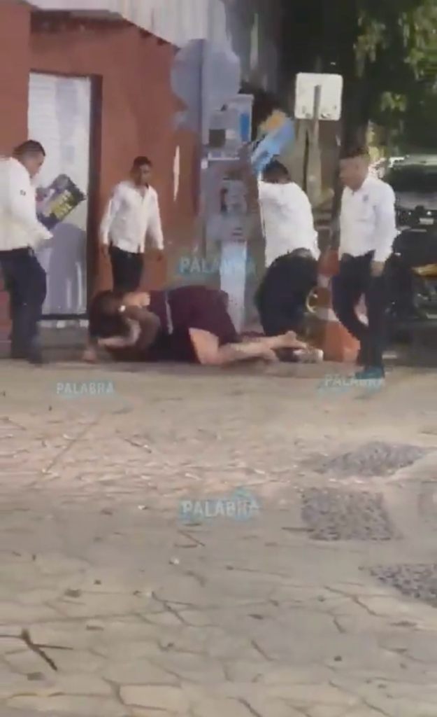 El video que muestra una golpiza de taxistas a una pareja de turistas en Playa del Carmen.