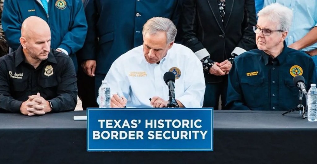 Greg Abbot, gobernador de Texas, firmó una ley contra migrantes.