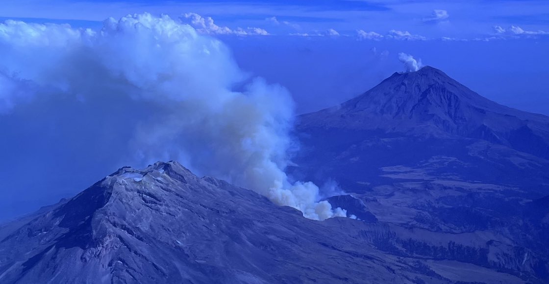 Vista aérea del incendio en el Parque Nacional Iztaccíhuatl Popocatépetl.