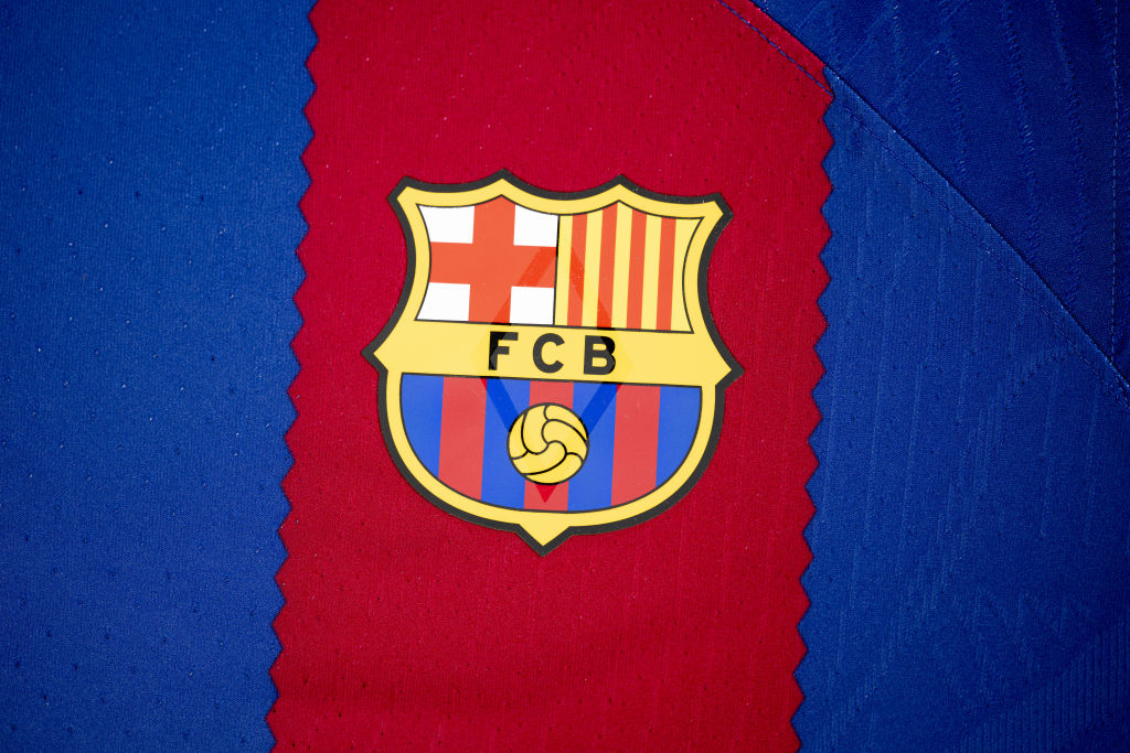 Escudo en una de las camisetas del Barça