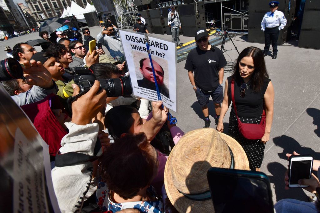 Julieta Venegas y sus mensajes por las mujeres y desaparecidos en el Zócalo