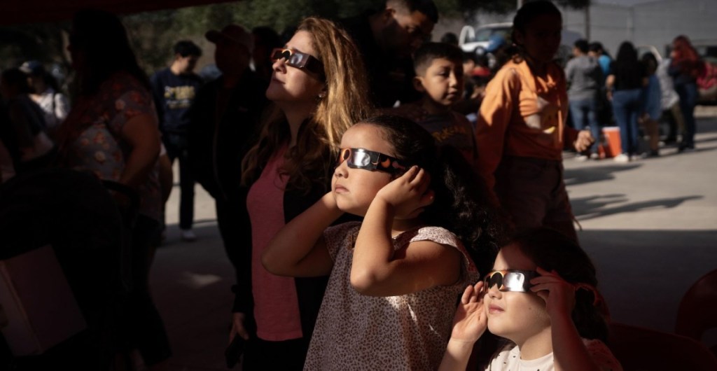 ¿Vas a comprar lentes para ver el eclipse solar? Te contamos en qué debes fijarte. Noticias en tiempo real