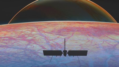 Un póster de la NASA sobre la misión Europa Clipper en la órbita de Júpiter.