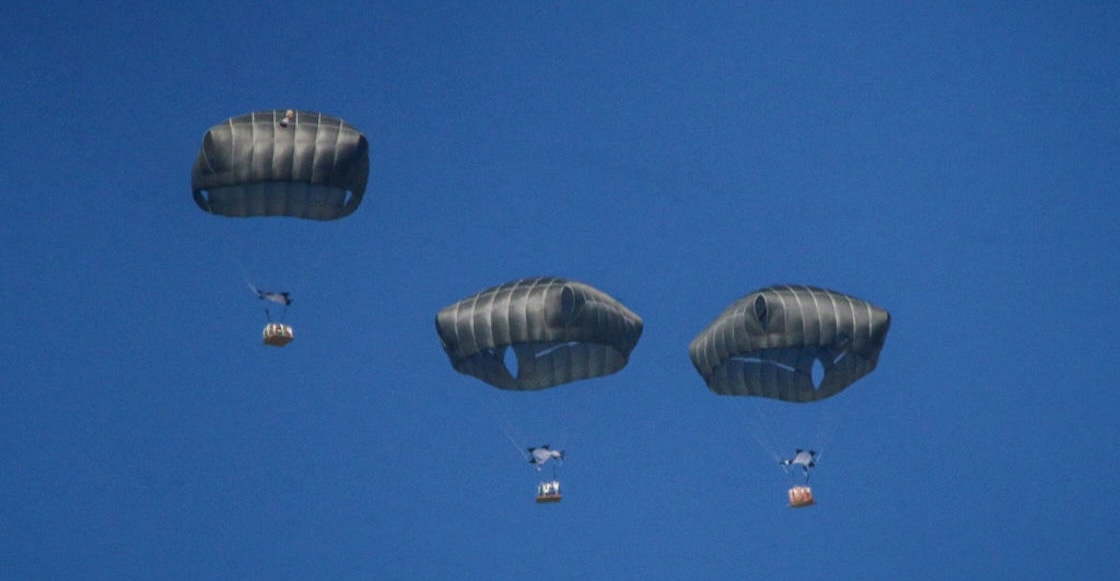 Falla el paracaídas de la polémica ayuda humanitaria de Gaza y mata a 5 personas
