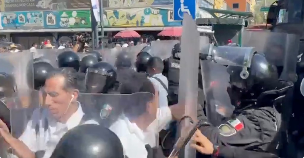 Dicen que ya no existen pero: Mandan granaderos a reprimir protesta de personas ciegas