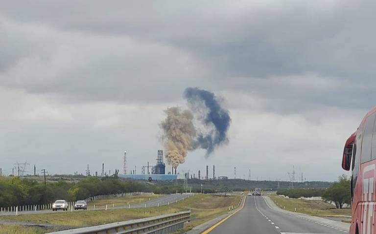 Una columna de humo observada desde la refinería de Cadereyta.
