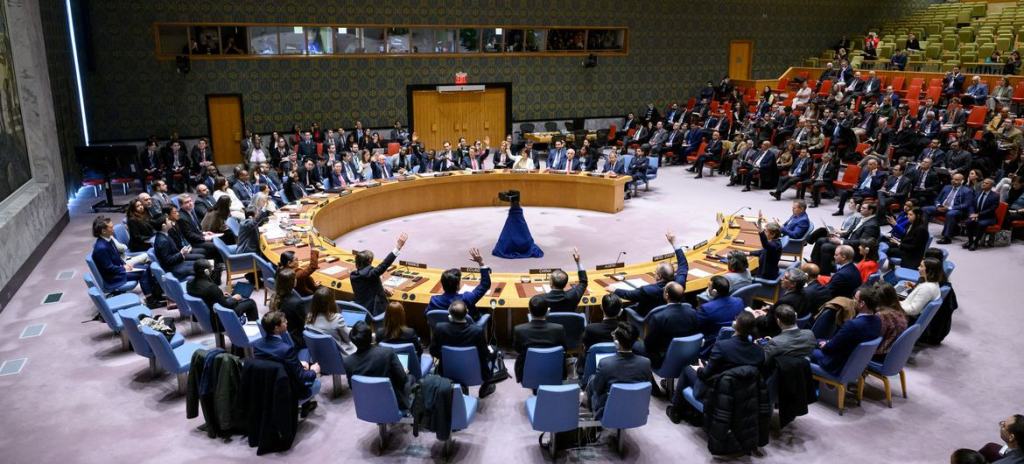Los miembros del Consejo de Seguridad de la ONU votando una resolución.