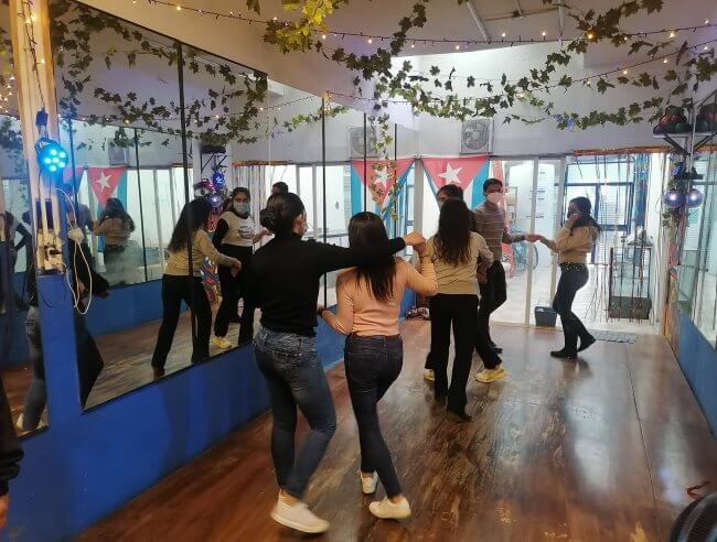 8 escuelas chidas para aprender a bailar salsa, bachata, cumbia o cualquier ritmo latino. en la CDMX