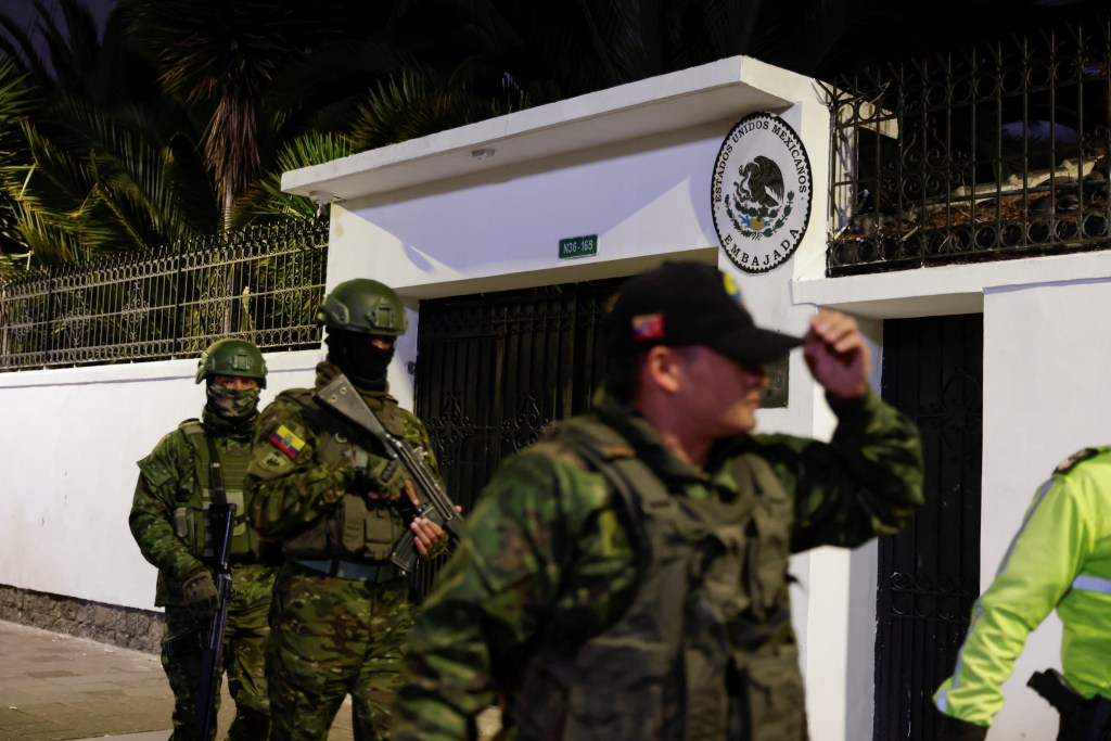 Quién es Roberto Canseco, el funcionario que defendió la embajada de México en Ecuador?