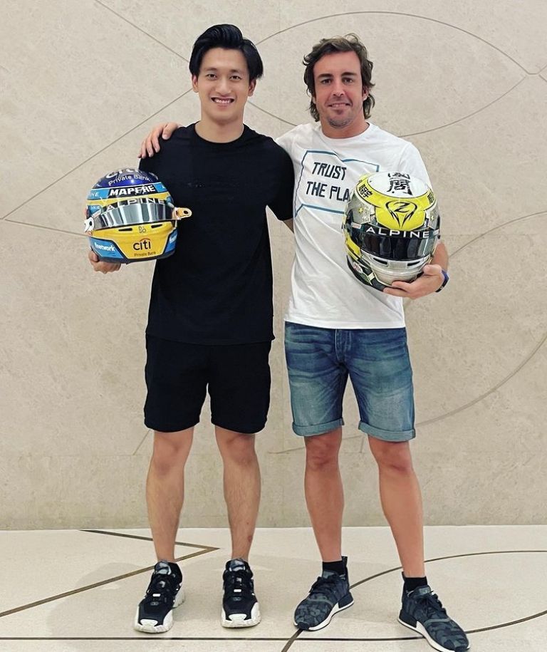 Zhou y Fernando Alonso 