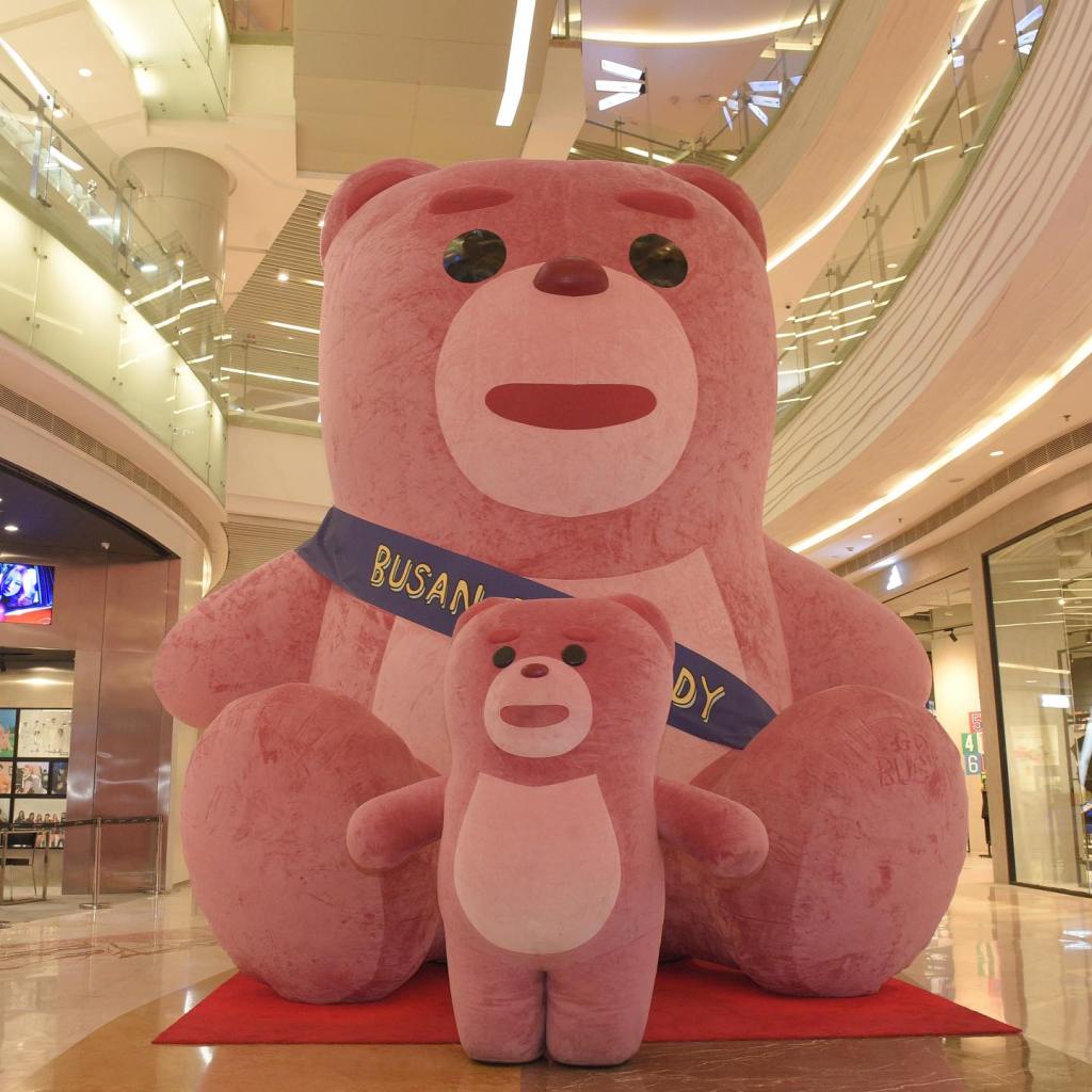 Oso gigante de peluche en Korea Brand Expo