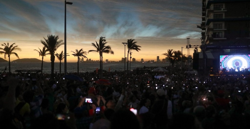 Fotos y videos del momento en que se oscurece Mazatlán en el eclipse de Sol