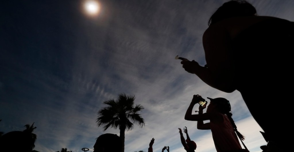 Fotos y videos del momento en que se oscurece Mazatlán en el eclipse de Sol