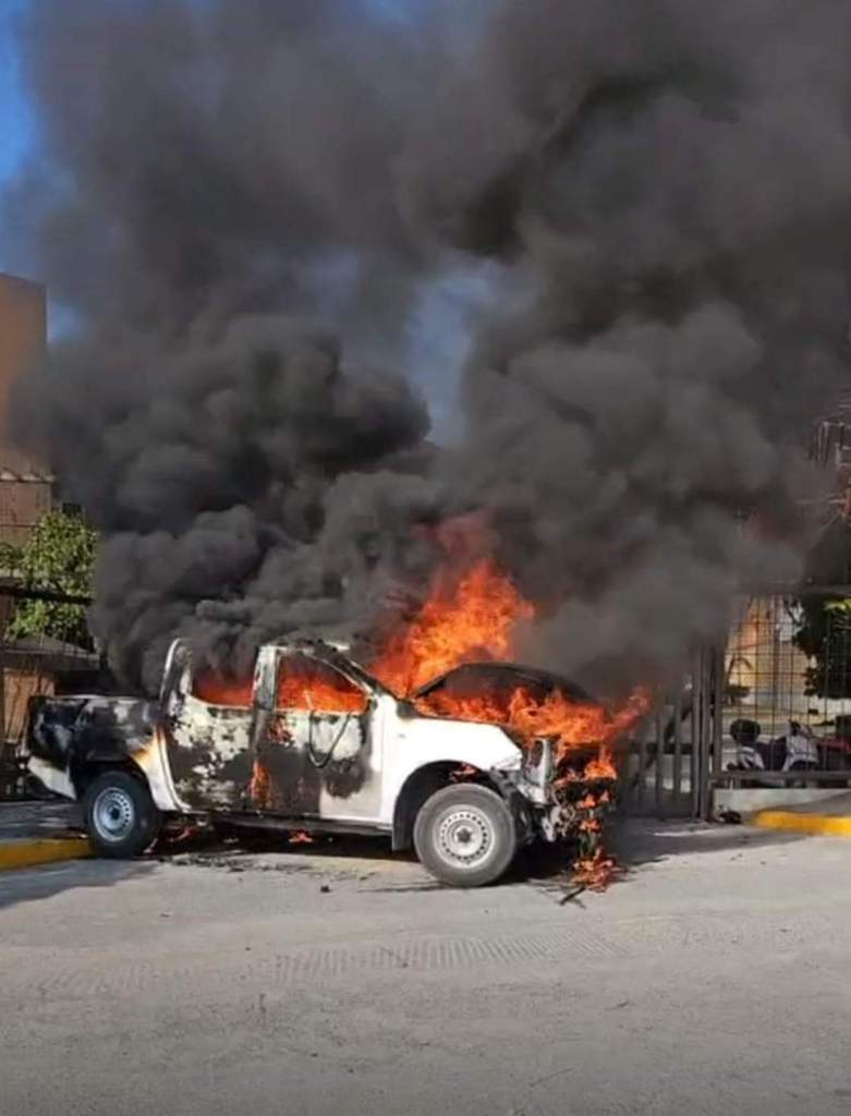 Normalistas incendian palacio de gobierno en Chilpancingo.