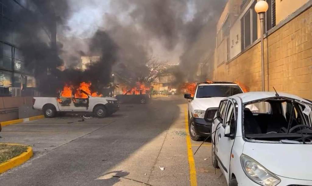 Normalistas incendian palacio de gobierno en Chilpancingo.