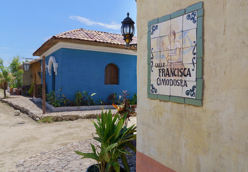 Las calles del pueblo de Macondo del set de 'Cien Años de Soledad' tienen placas
