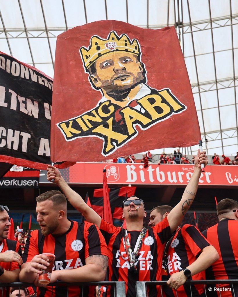 La afición del Leverkusen ama a Xabi Alonso