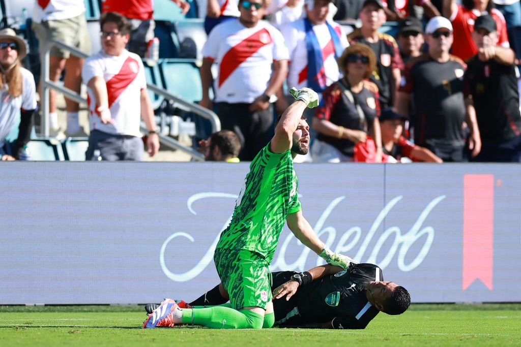 El portero de Canadá asistió al árbitro auxiliar