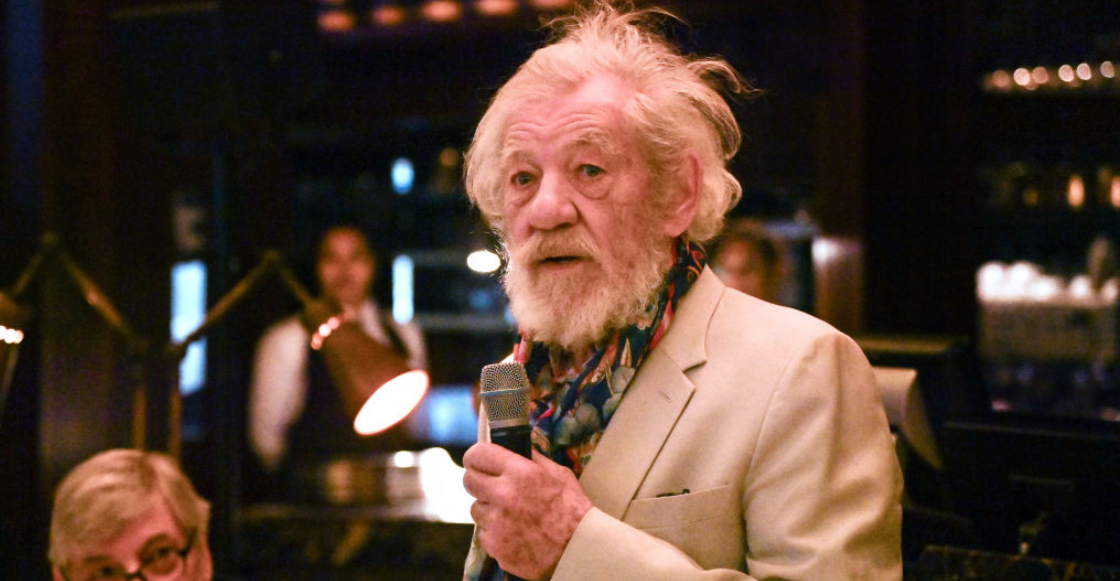 Hospitalizan a Ian McKellen (Gandalf) tras caer de un escenario en Londres