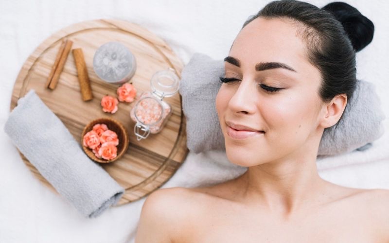 mujer relajandose en un spa