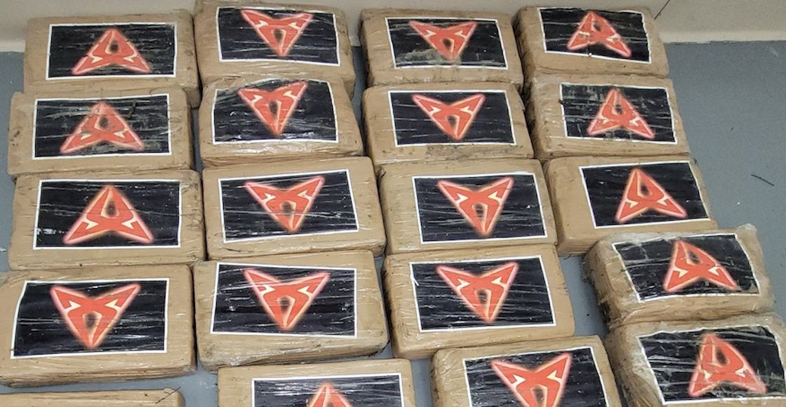 Paquetes de cocaína llegan a playa por huracán.