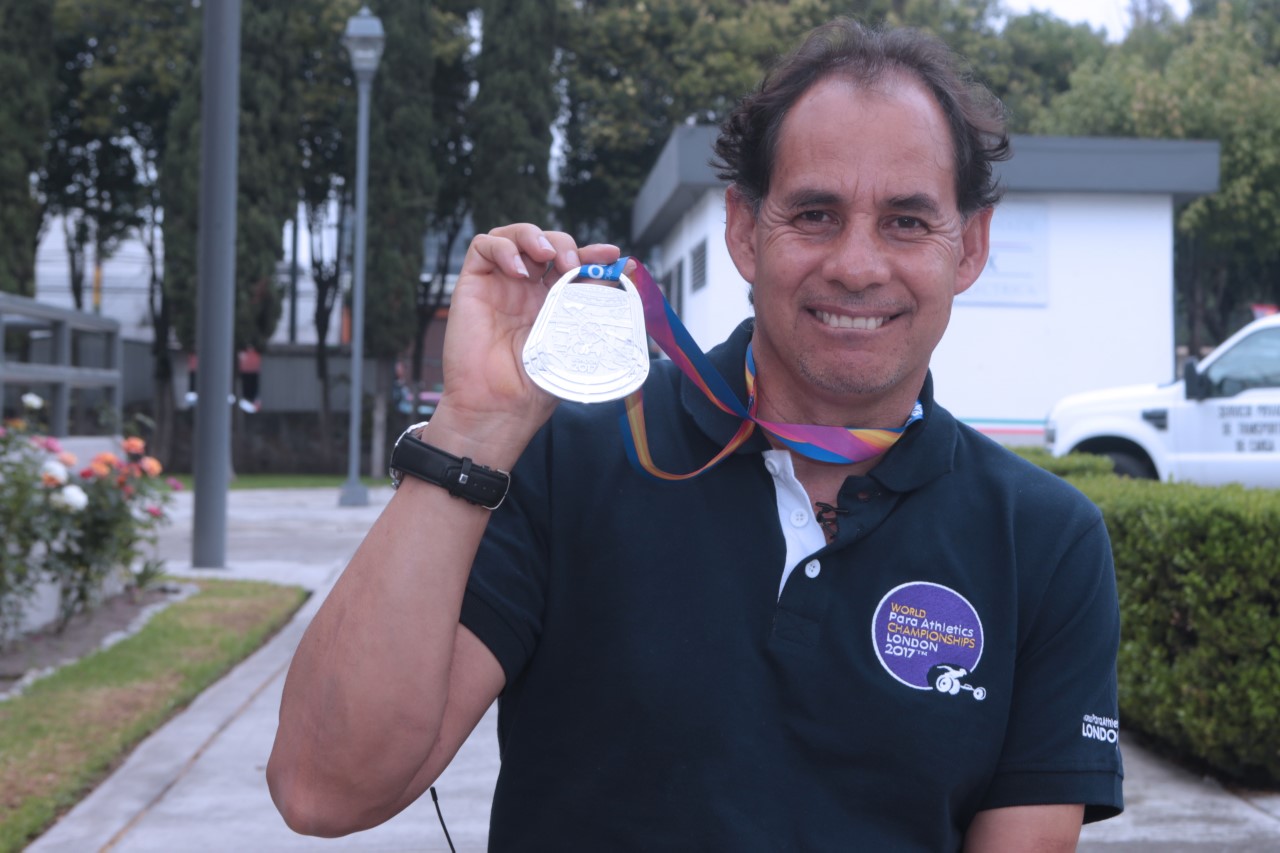 Salvador Hernández, abanderado paralímpico