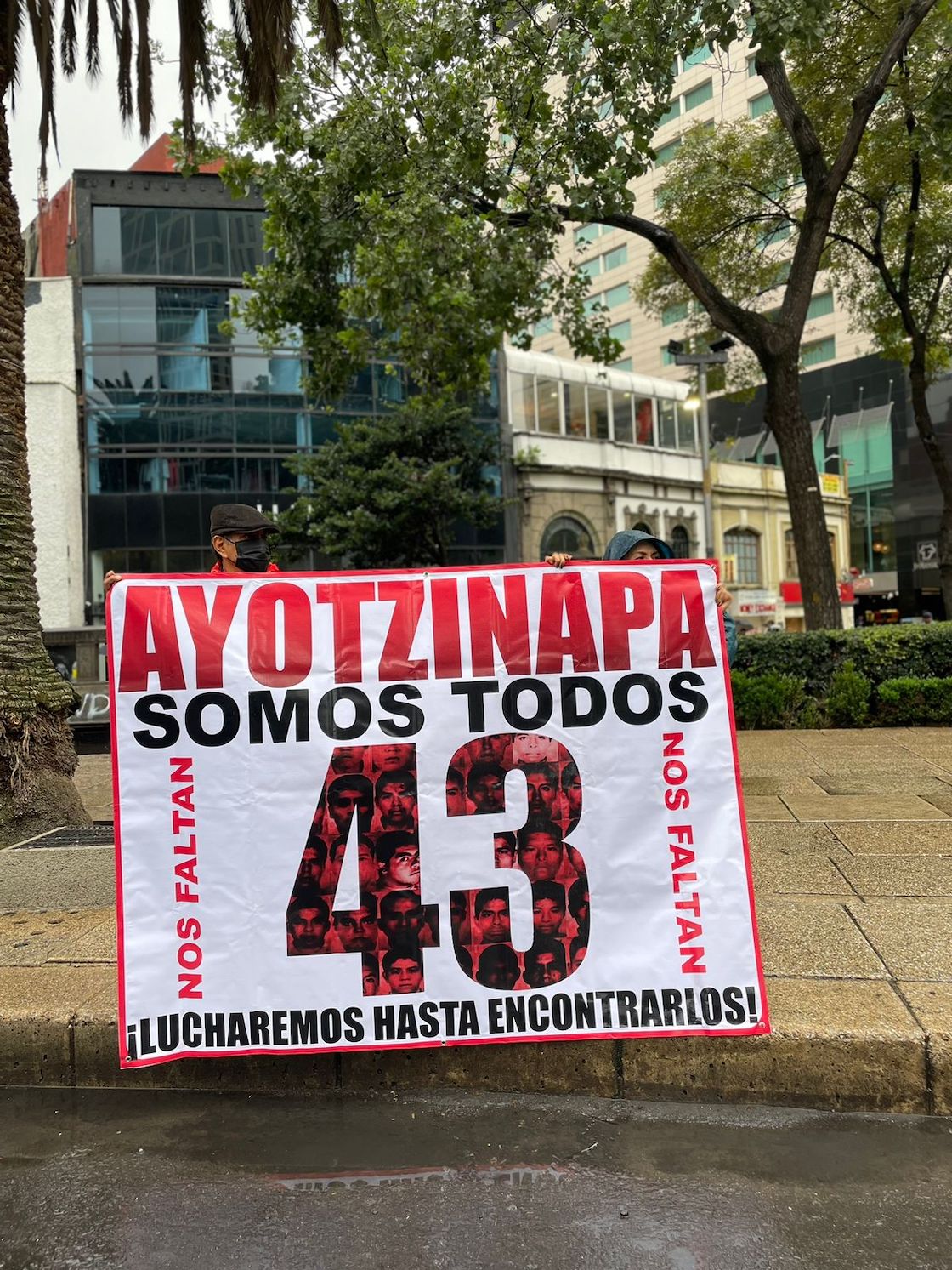 10 años y 10 pancartas en la marcha por los 43 desaparecidos de Ayotzinapa