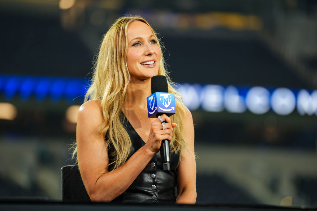 Nikki Glaser: ¿Quién es la host de los Golden Globes 2025?