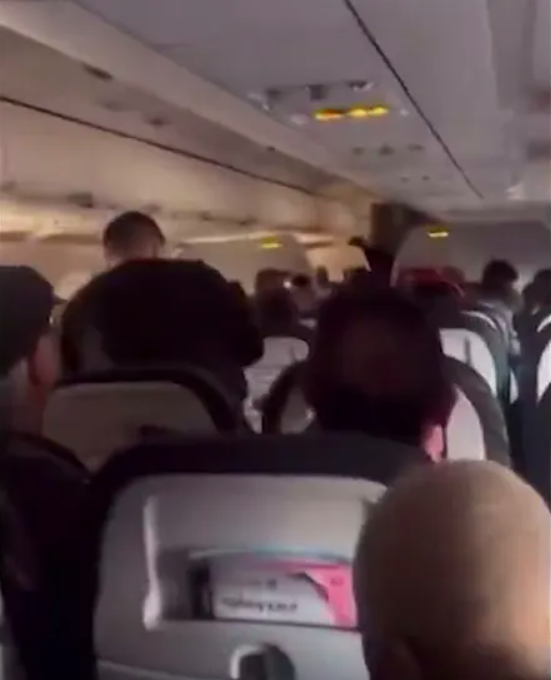 Ahora en Houston: Avión de United Airlines se incendia durante despegue