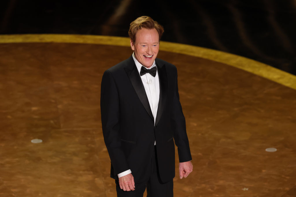 Conan O'Brien hace chistes sobre polémica de Karla Sofía Gascón en los premios Oscar 2025