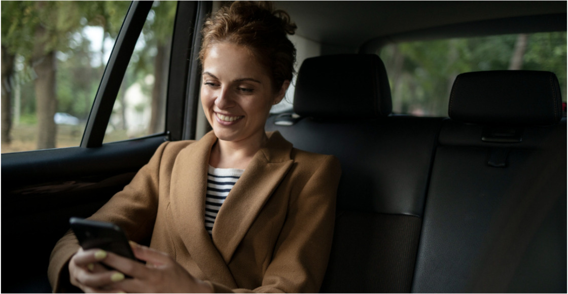 pasajera viendo smartphone