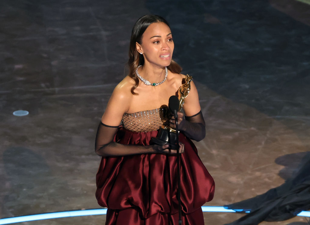 Zoe Saldaña recibió el Oscar como Mejor Actriz de Reparto por 'Emilia Pérez'