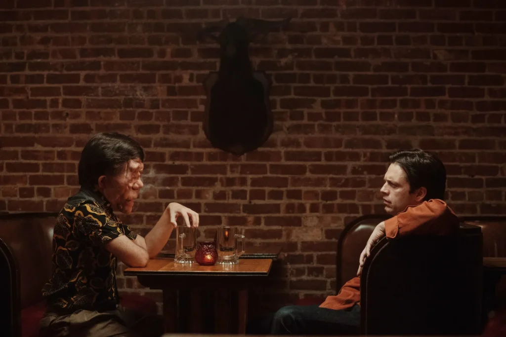 Adam Pearson y Sebastian Stan en la película A Different Man