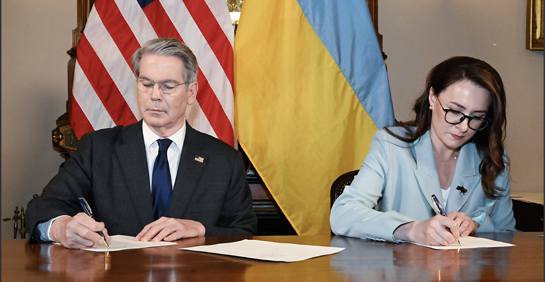 Estados Unidos y Ucrania firman acuerdo de reconstrucción a cambio de recursos naturales