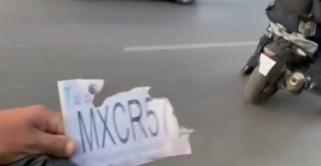 cachan-policias-cdmx-parando-gente-placas-falsas-3