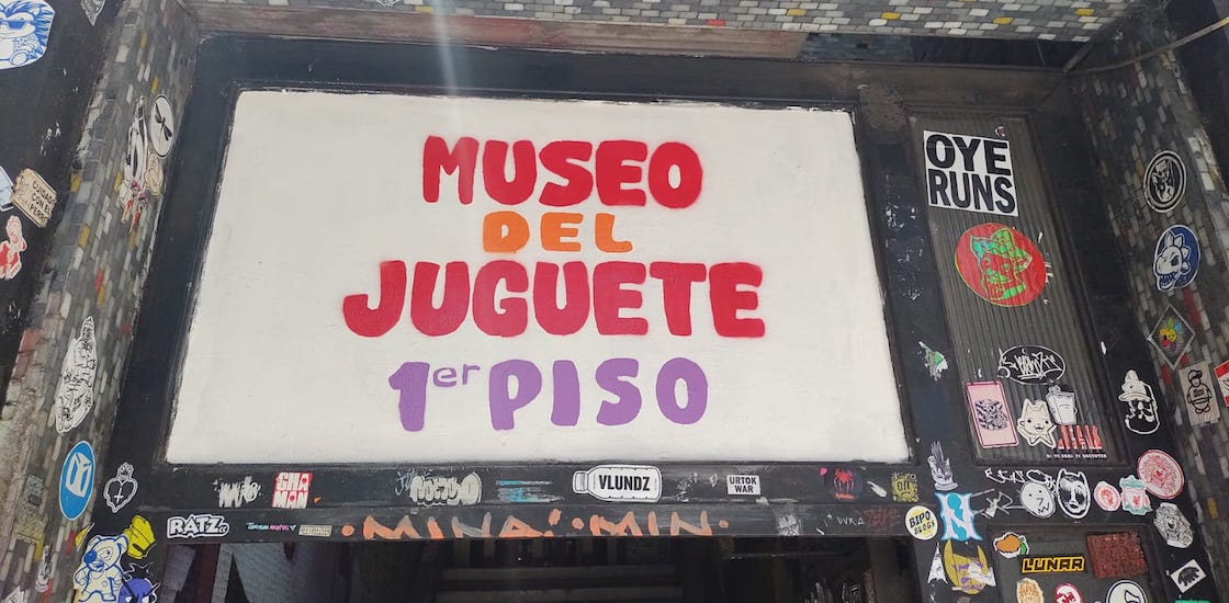 Esta es la entrada al Museo del Juguete.