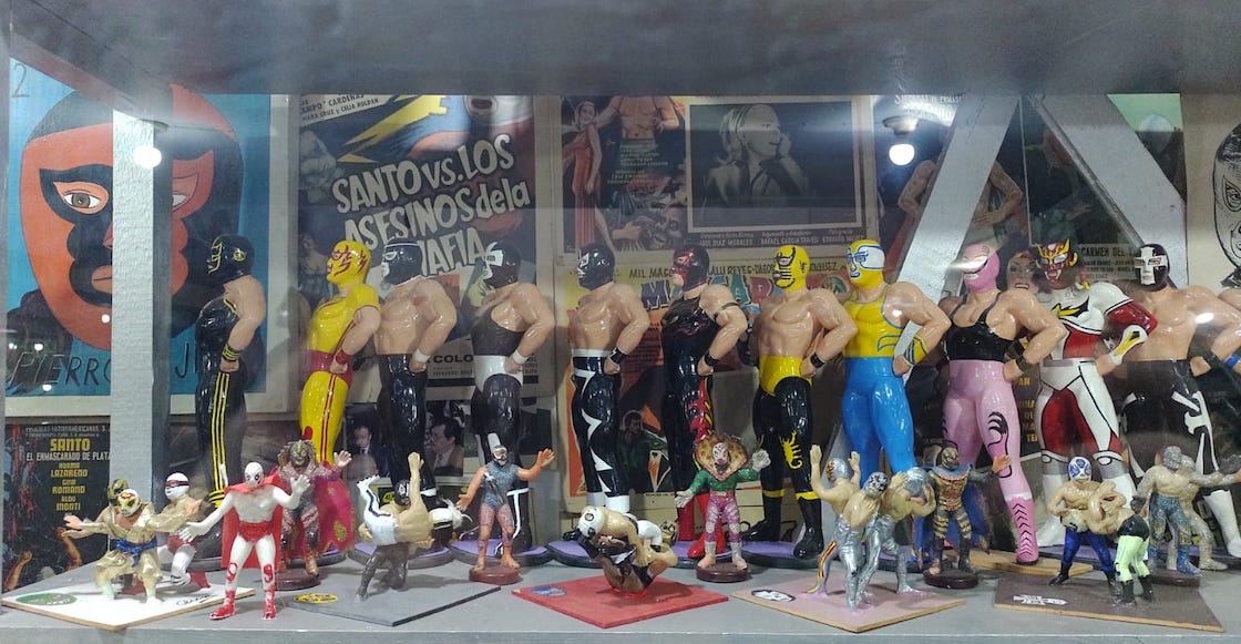 También hay figuras de luchadores.