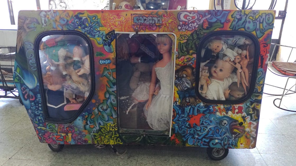 Pequeño vagón del Metro lleno de muñecas.