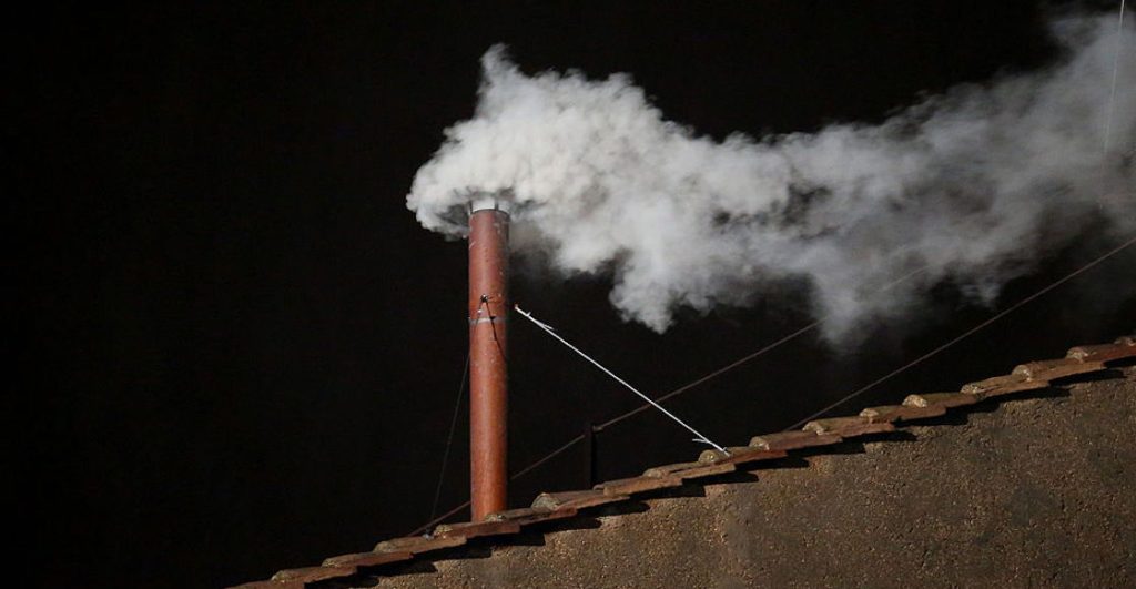 La historia detrás del humo blanco y el humo negro para elegir al nuevo papa.