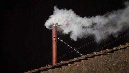 La historia detrás del humo blanco y el humo negro para elegir al nuevo papa.