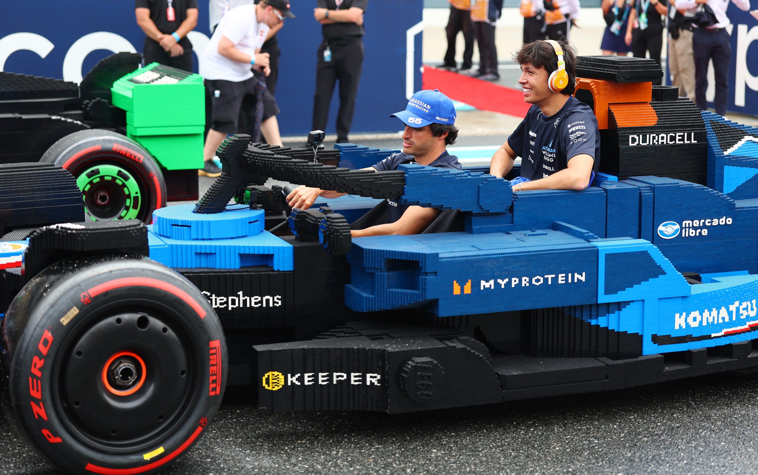 Carlos Sainz y Alex Albon en su auto de Lego