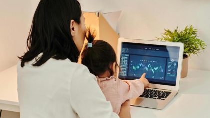 La realidad de ser una mamá trabajadora en México: Menos cargos directivos y otras desigualdades