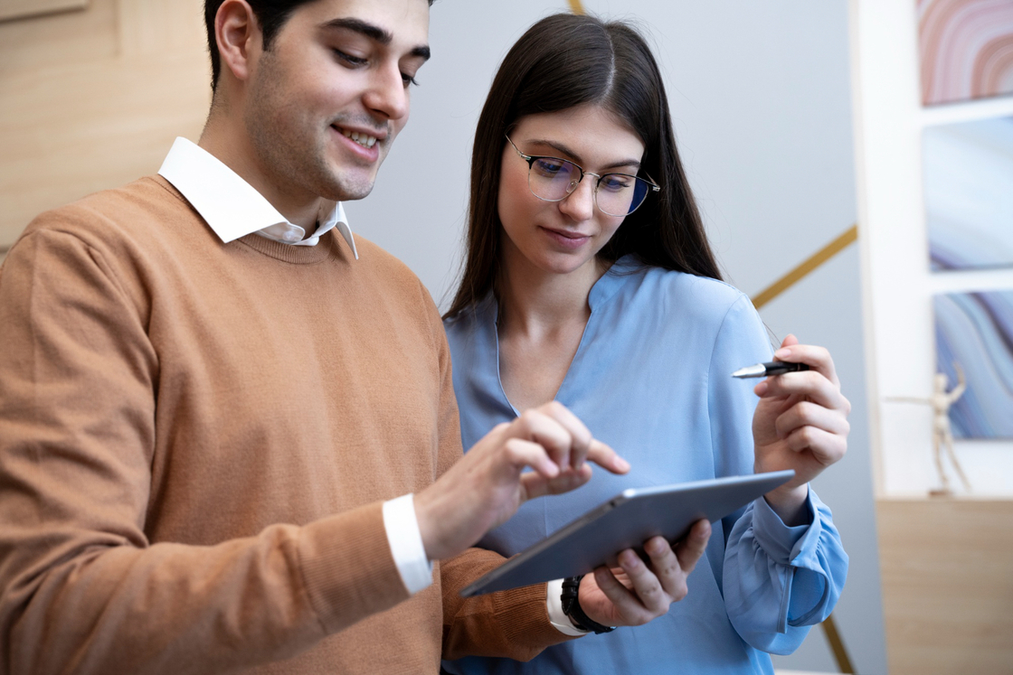 pareja comprando tablet