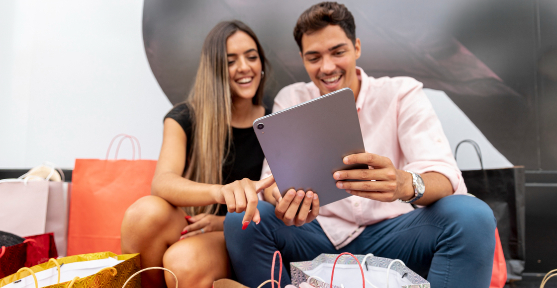pareja viendo tablet
