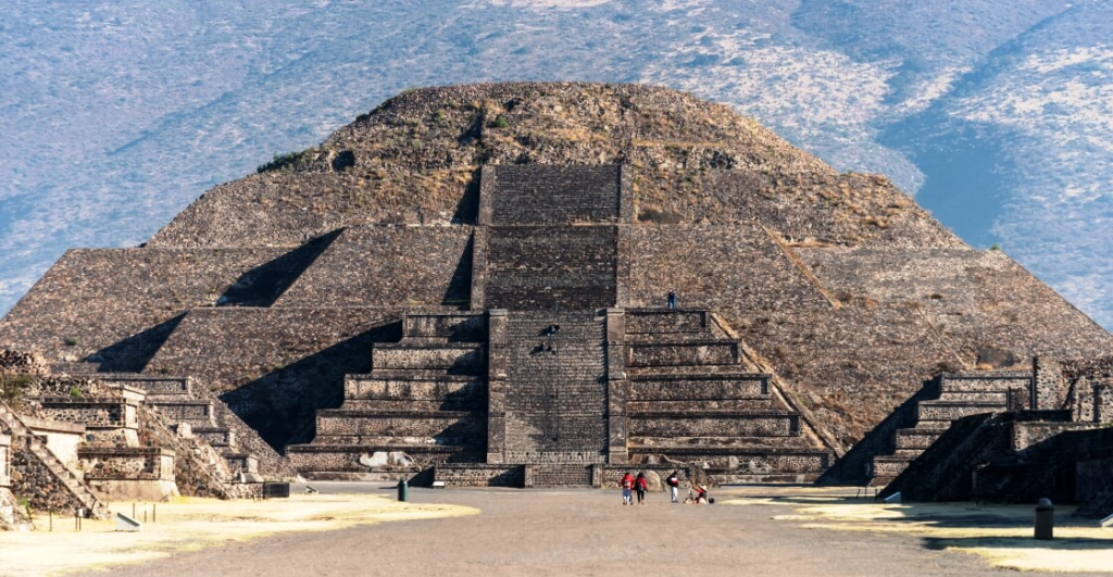 Ya pueden subir la Pirámide de la Luna en Teotihuacán