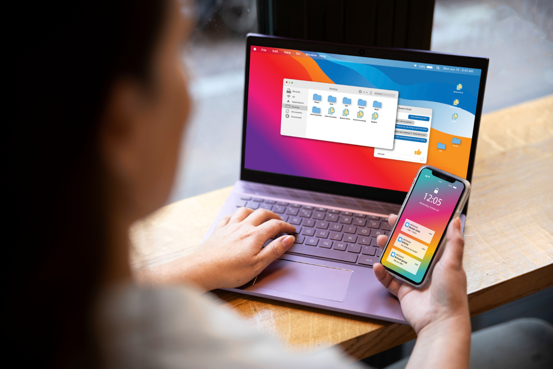 usando laptop celular