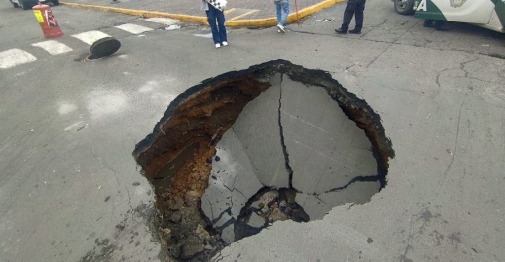aparece-enorme-socavon-iztapalapa-tras-intensas-lluvias-1