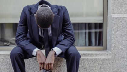 Agotados por el sistema: El burnout silencioso del servicio público “de a pie”